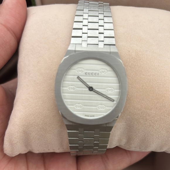 Gucci 30mm stainless steel watch. Comes with warranty paper (Authenticity paper) - Picture 4 of 5